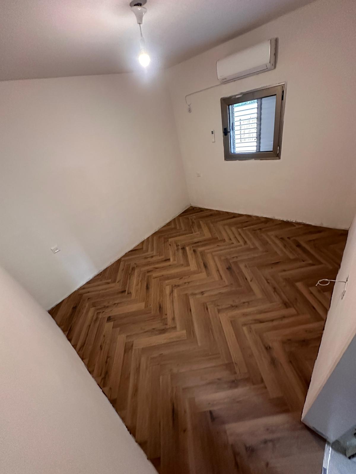 פרקט פולימרי פישבון אלון מעושן עם עיניים 