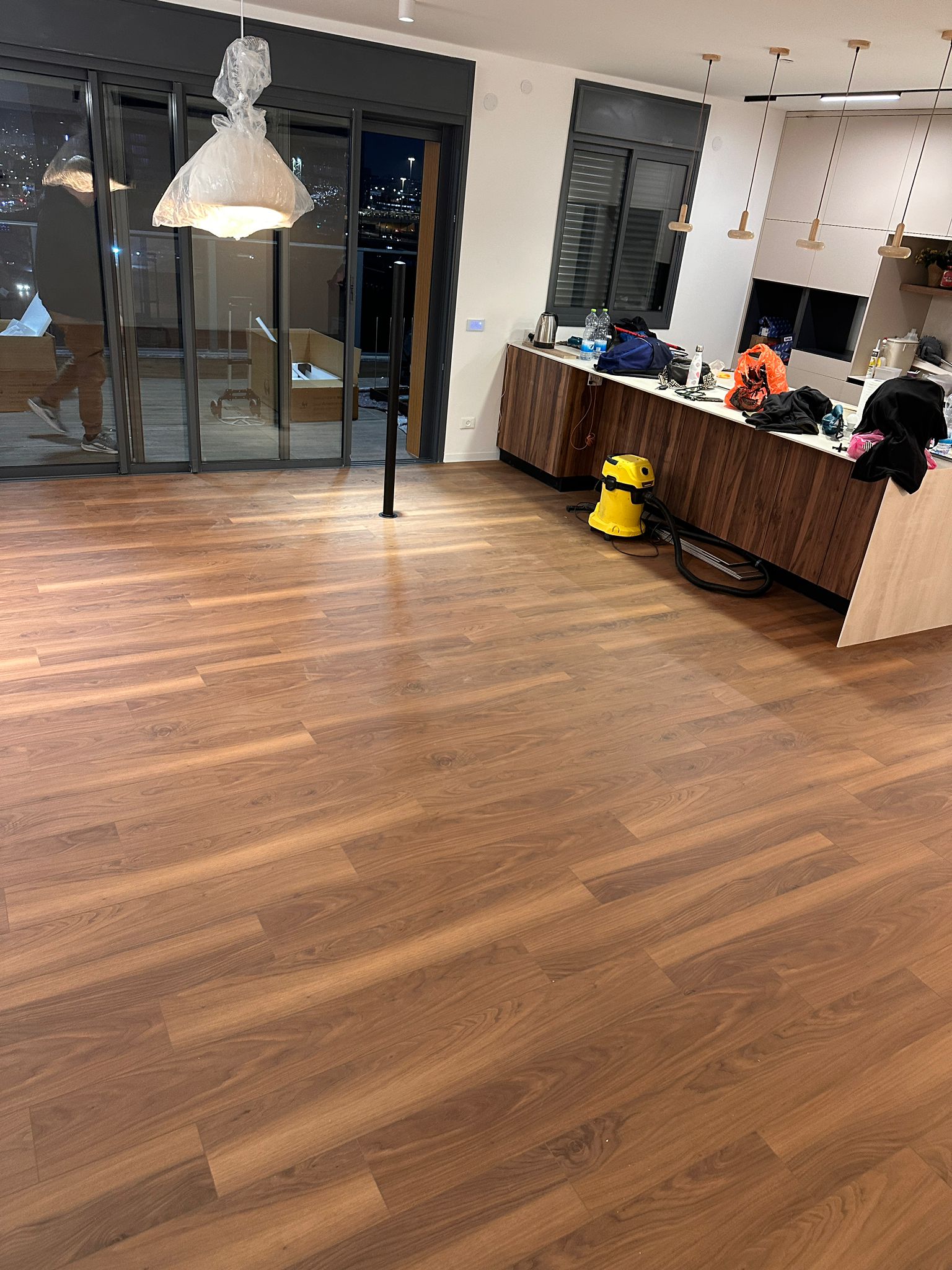 פרקט פולימרי SPC עמיד מים צבע אגוז אדמדם בהיר נקי 