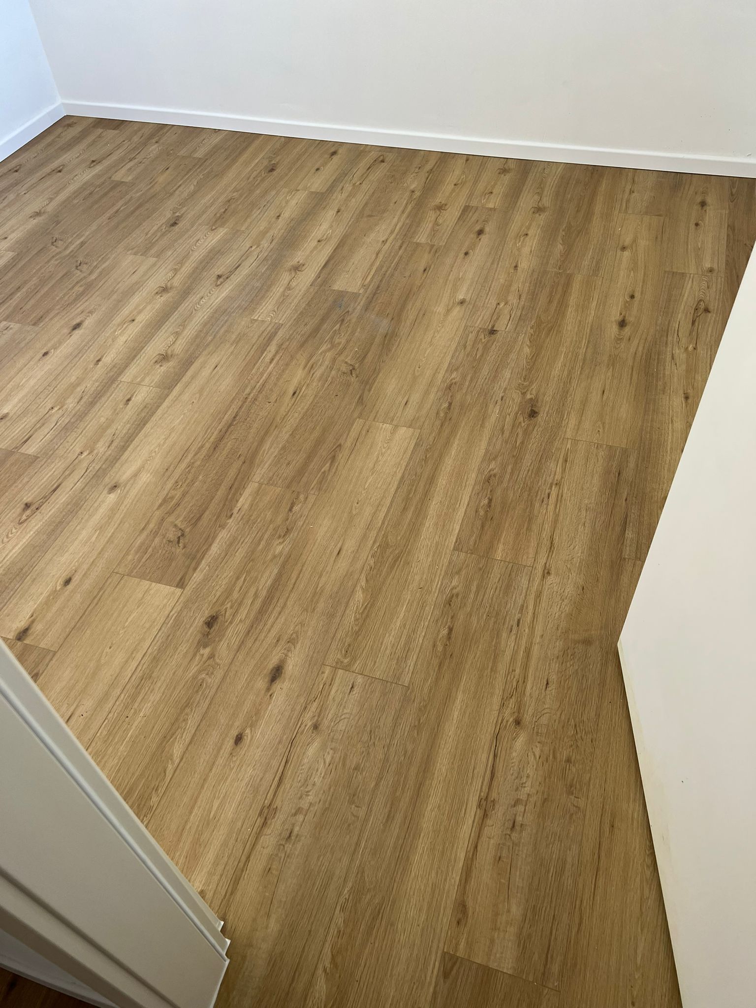 פרקט פולימרי SPC אלון מולבן מבוקע 