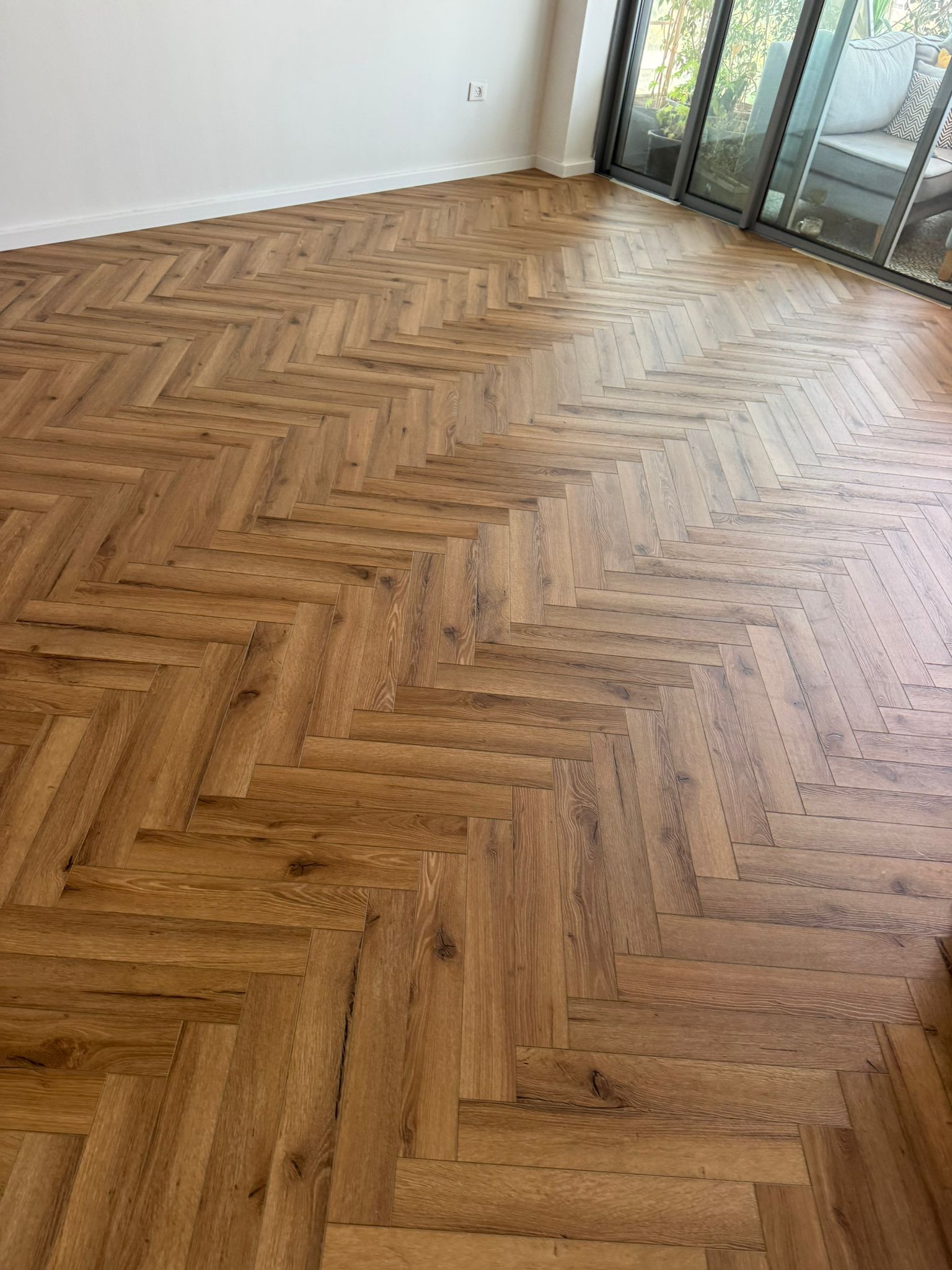 פרקט פולימרי פישבון SPC PURE אלון כהה עם עיניים / מחיר מוזל