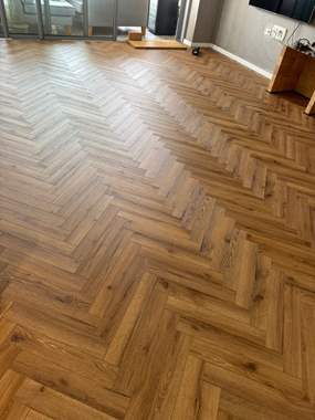 פרקט פולימרי פישבון SPC PURE אלון כהה עם עיניים / מחיר מוזל : image 2