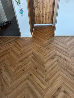 פרקט פולימרי פישבון SPC PURE אלון כהה עם עיניים / מחיר מוזל : image 3