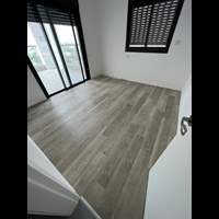 פרקט פולימרי SPC אלון מוברש צבע אפרפר מולבן / מחיר מוזל