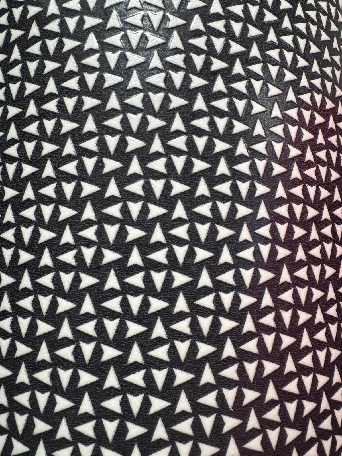 PVC מחוזק שחור לבן חצים - המחיר ל1 מ"ר - רוחב גליל 2 מטר 