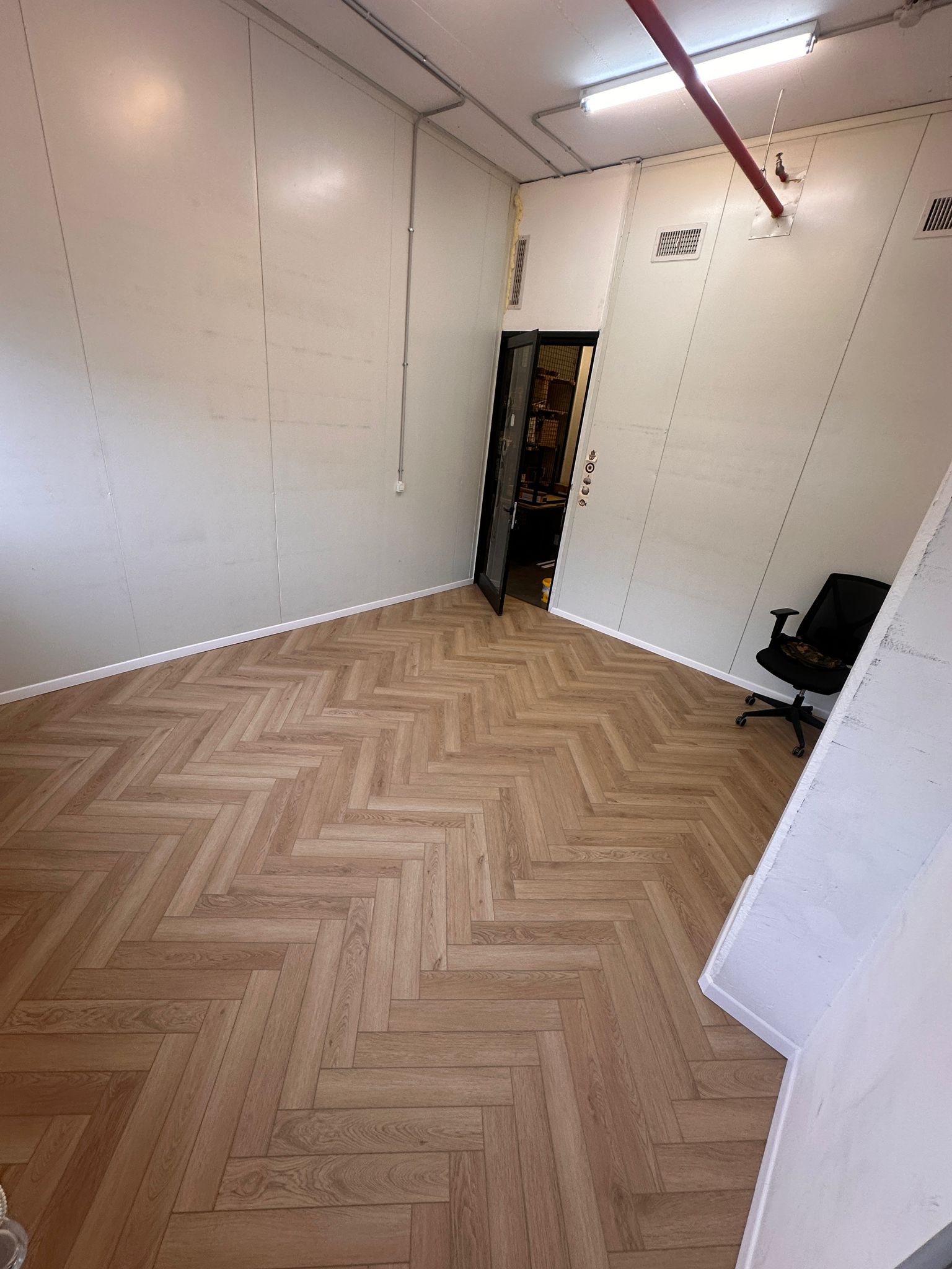 פרקט פישבון פולימר SPC אלון מולבן מוברש עמיד מים